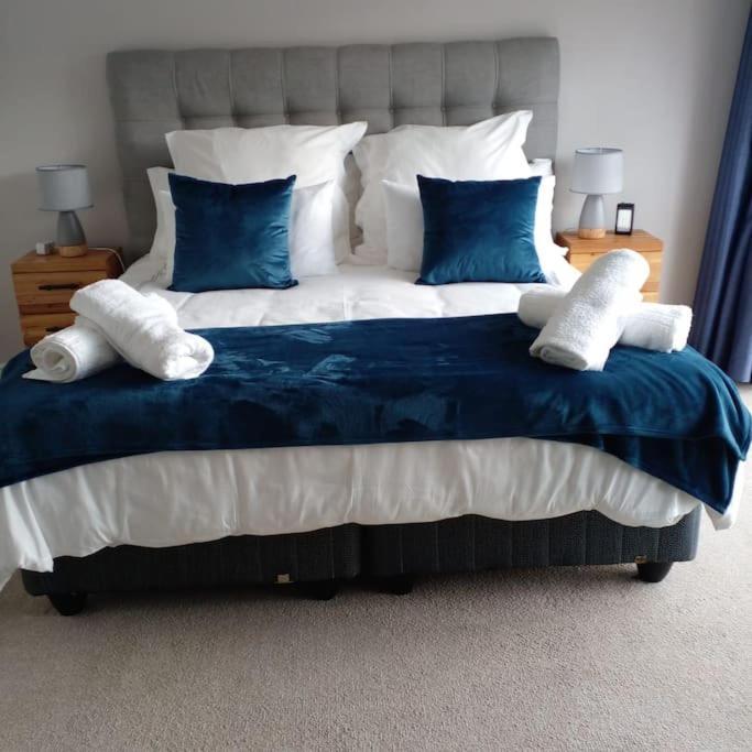 Elgin Townhouse-excellent Location *