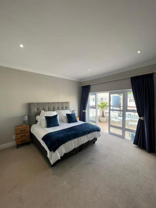 Elgin Townhouse-excellent Location *
