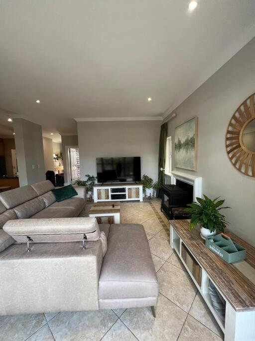 Elgin Townhouse-excellent Location *
