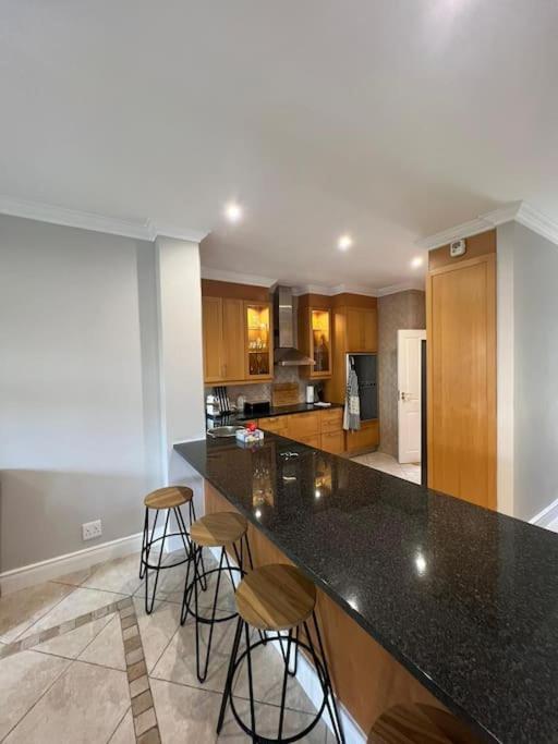 Apartment Elgin Townhouse-excellent Location *