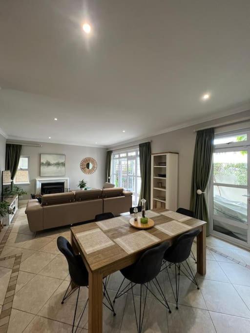 Elgin Townhouse-excellent Location Apartment *