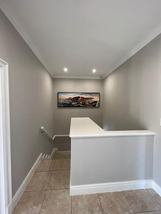 Elgin Townhouse-excellent Location