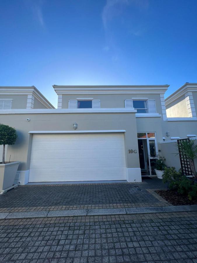 Elgin Townhouse-excellent Location