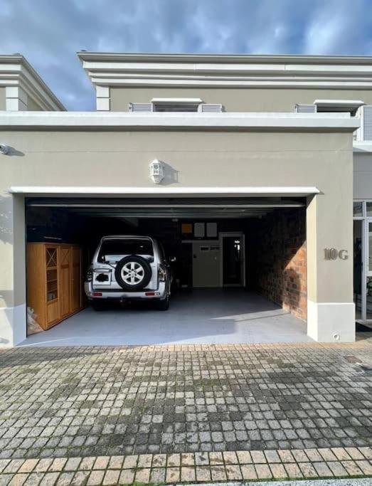 Elgin Townhouse-excellent Location