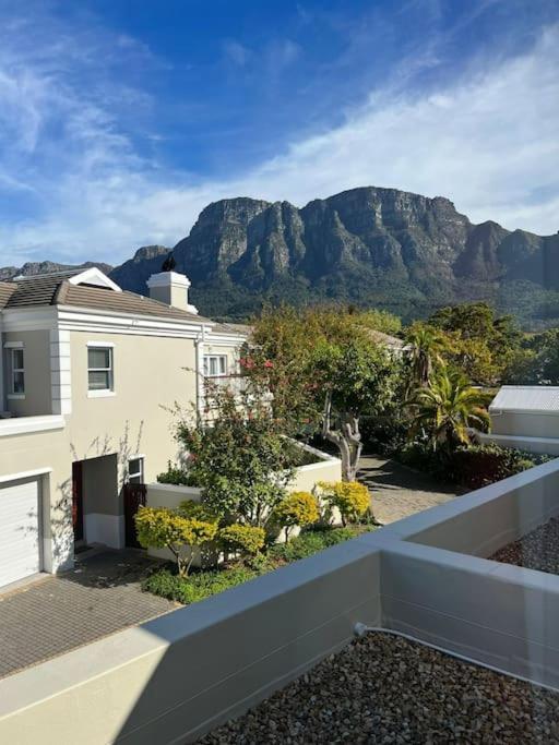Elgin Townhouse-excellent Location Apartment *