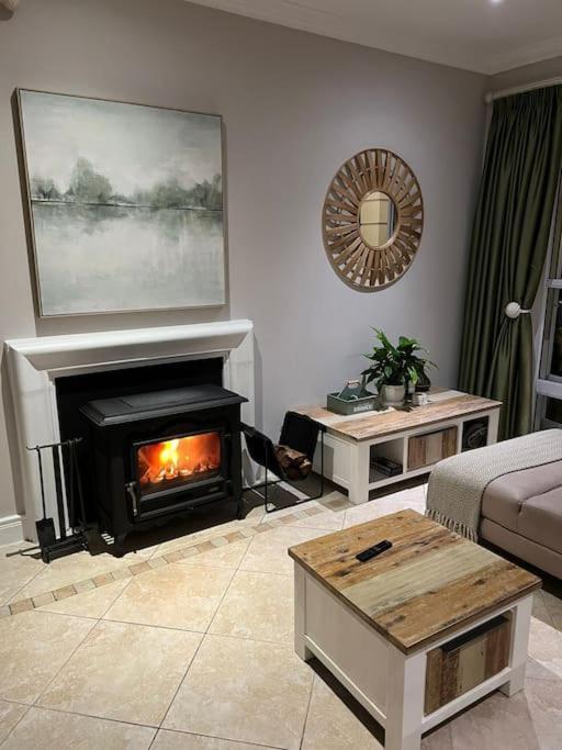 Apartment Elgin Townhouse-excellent Location *
