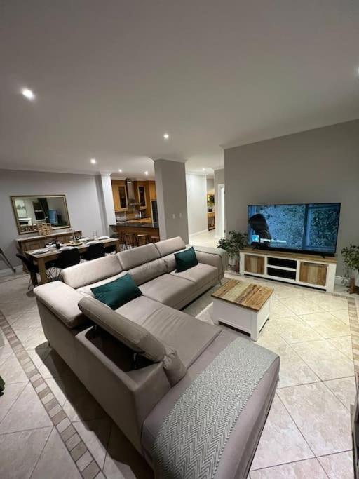 Elgin Townhouse-excellent Location *